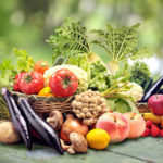 野菜と果物を生で食べる
